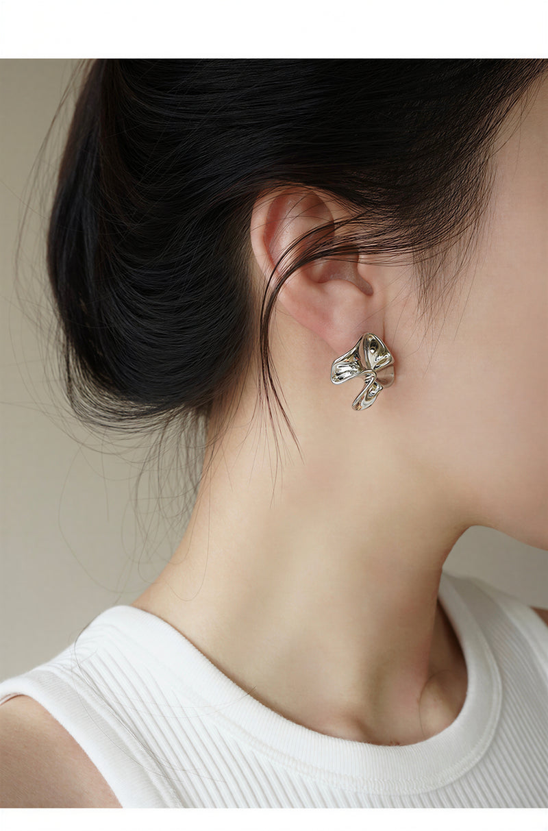 シルバー 立体プリーツ フラワーペタルピアス