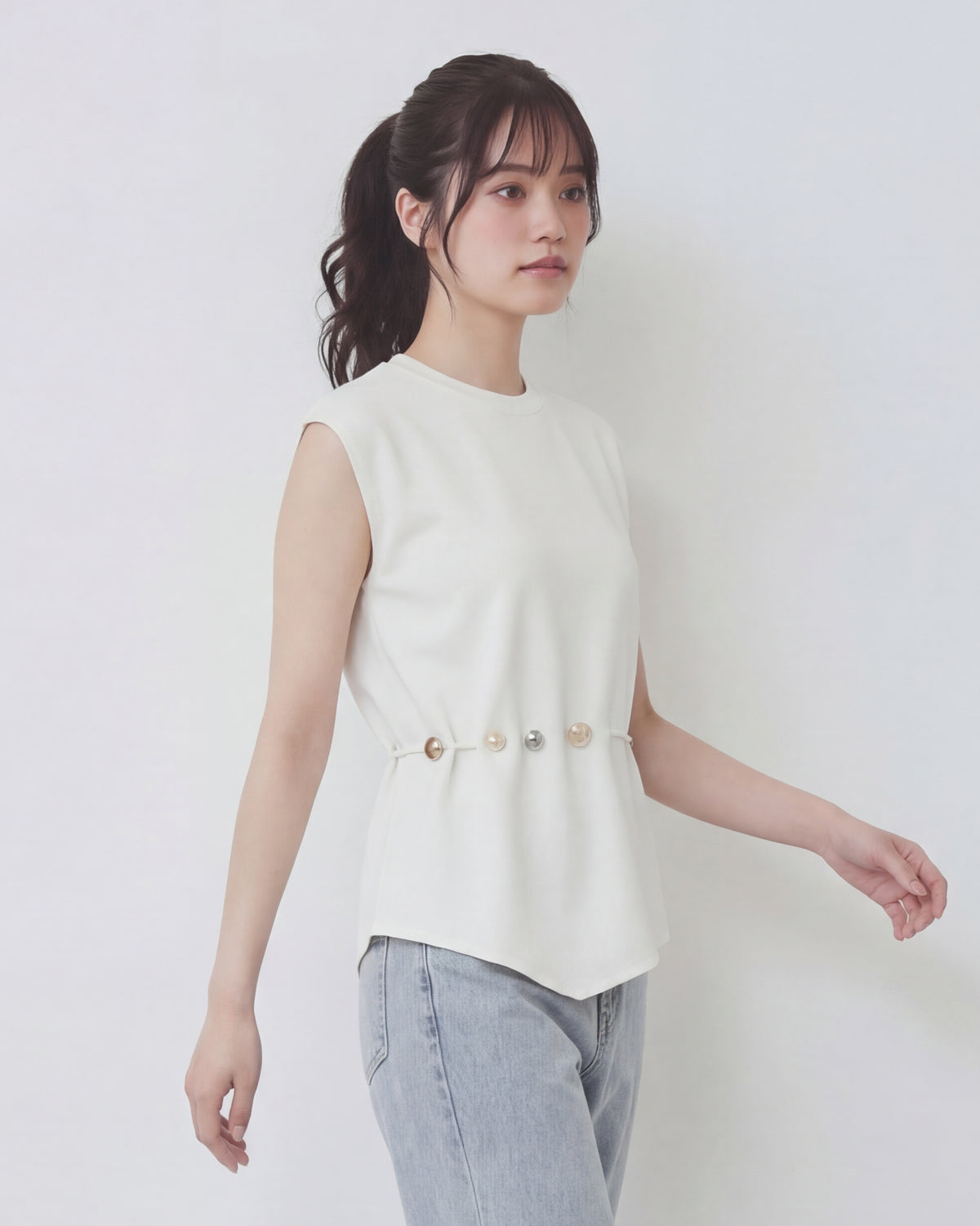 ショルダーパッド入り ノースリーブ ウエストシェイプボタン アシンメトリーヘムTシャツ