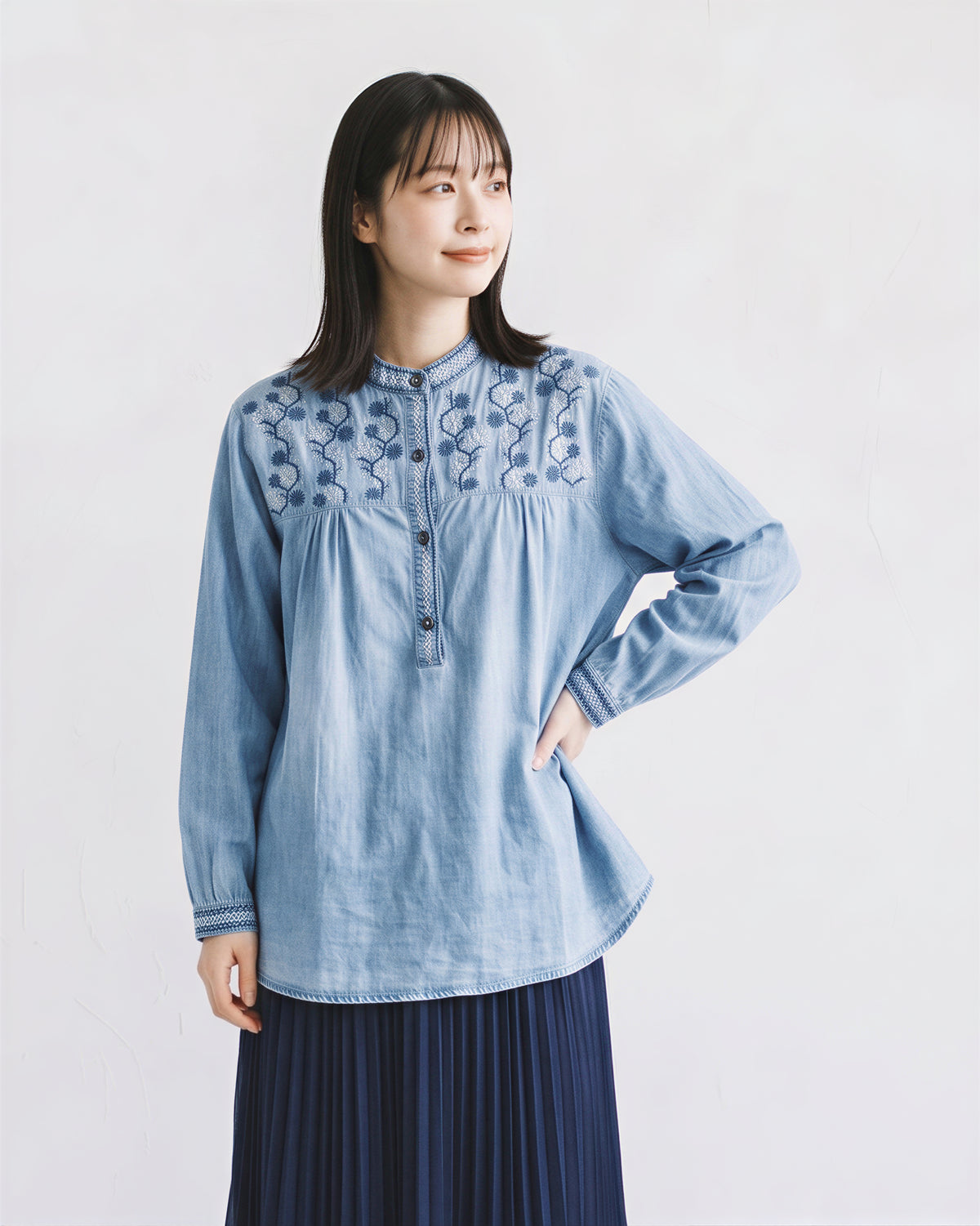 刺繍入りスタンドカラーゆったりシャツ
