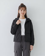 フード付き ドローストリング ショート丈マウンテンパーカー