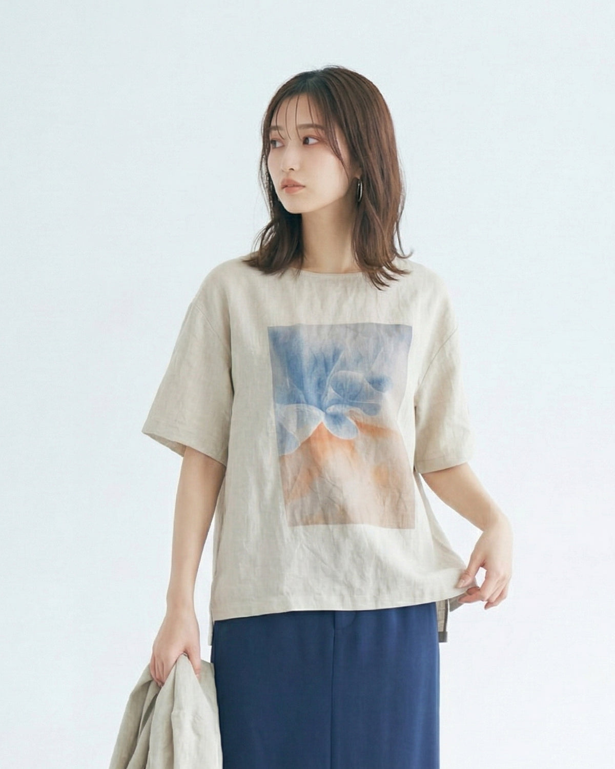 ライトベージュ ゆったりドロップショルダー クルーネック プリント半袖Tシャツ