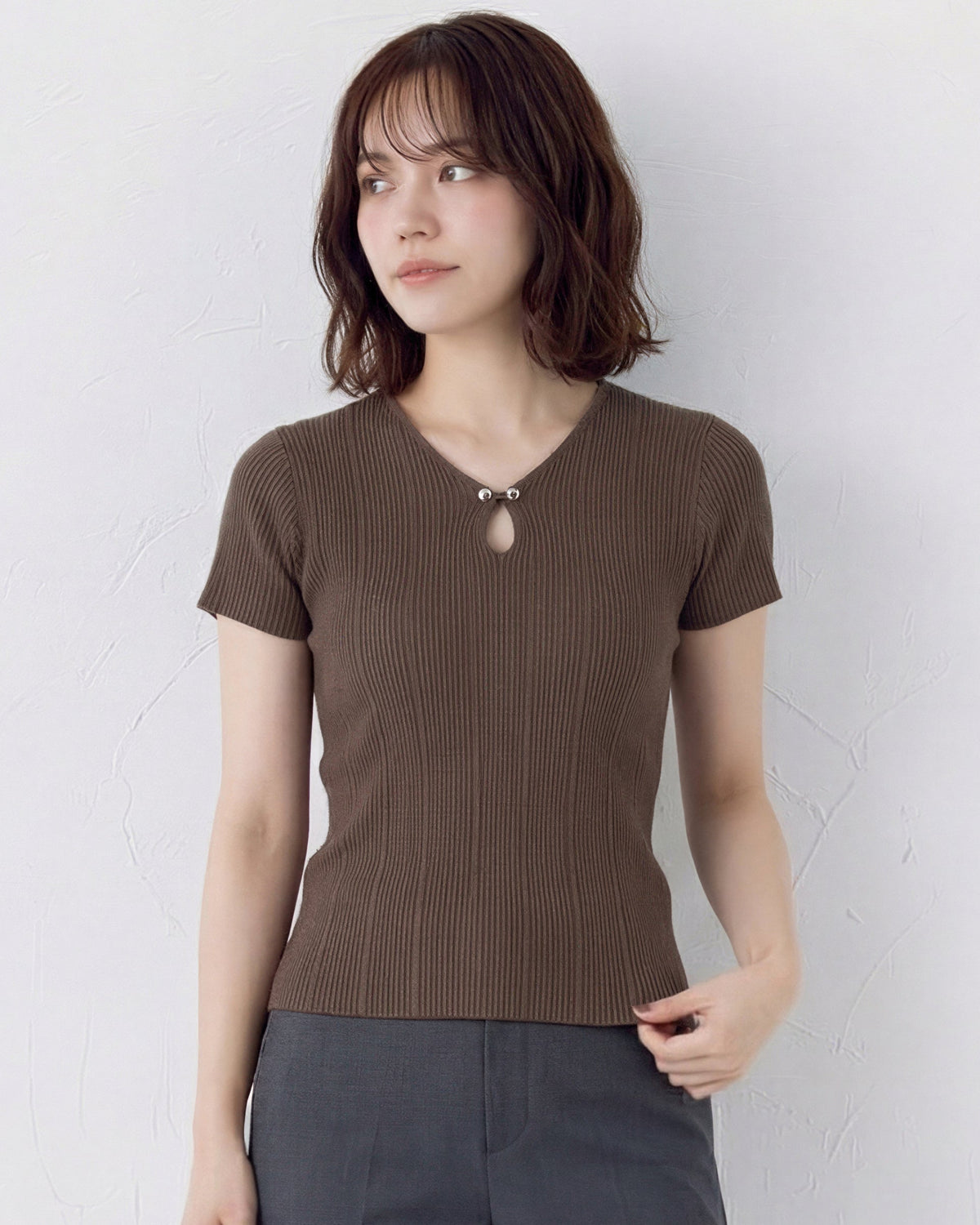 Vネック しずく型カットアウト リブ フィット 半袖ニットTシャツ