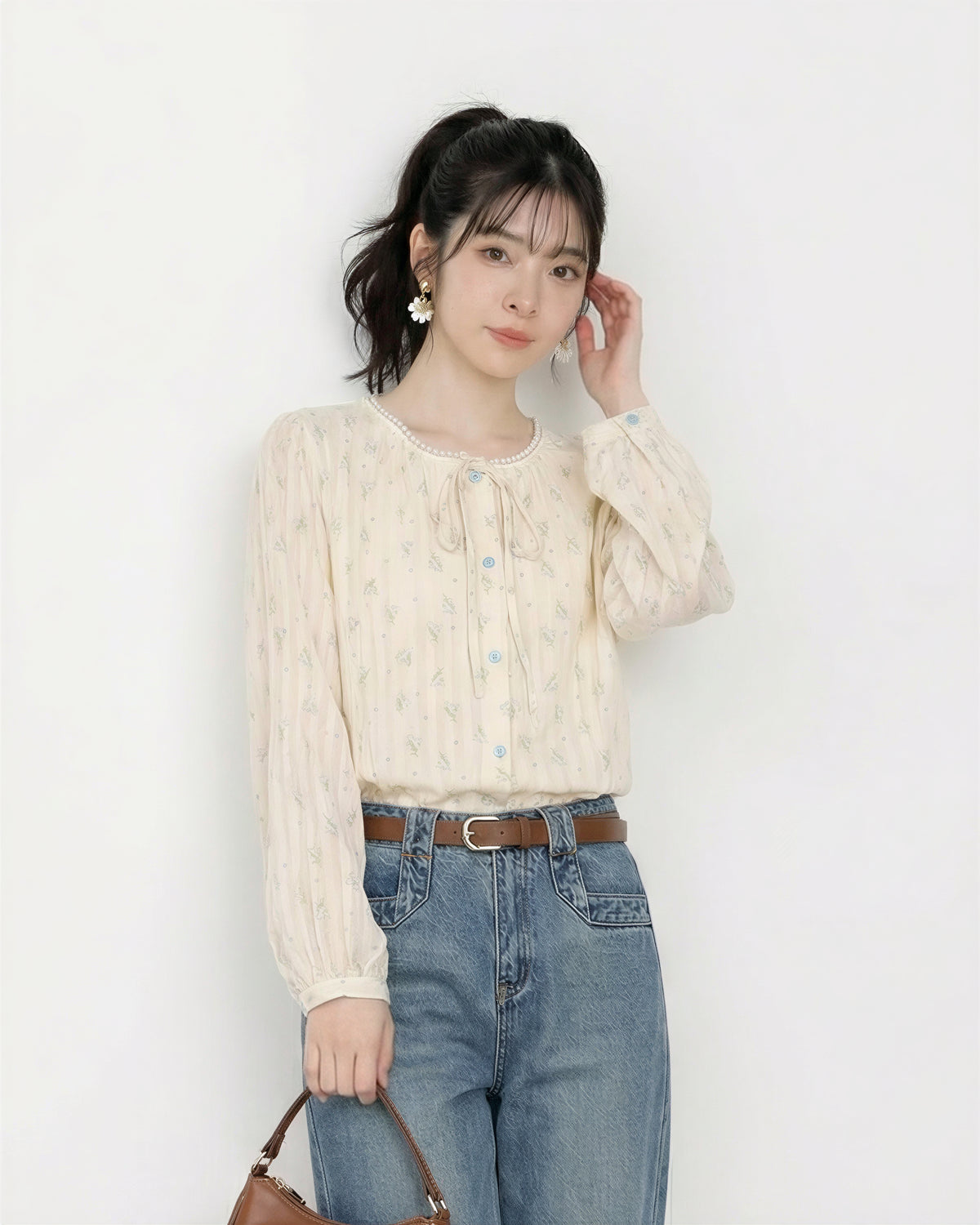 リボン付き ラウンドネック 小花柄 ギャザー感 長袖シャツ