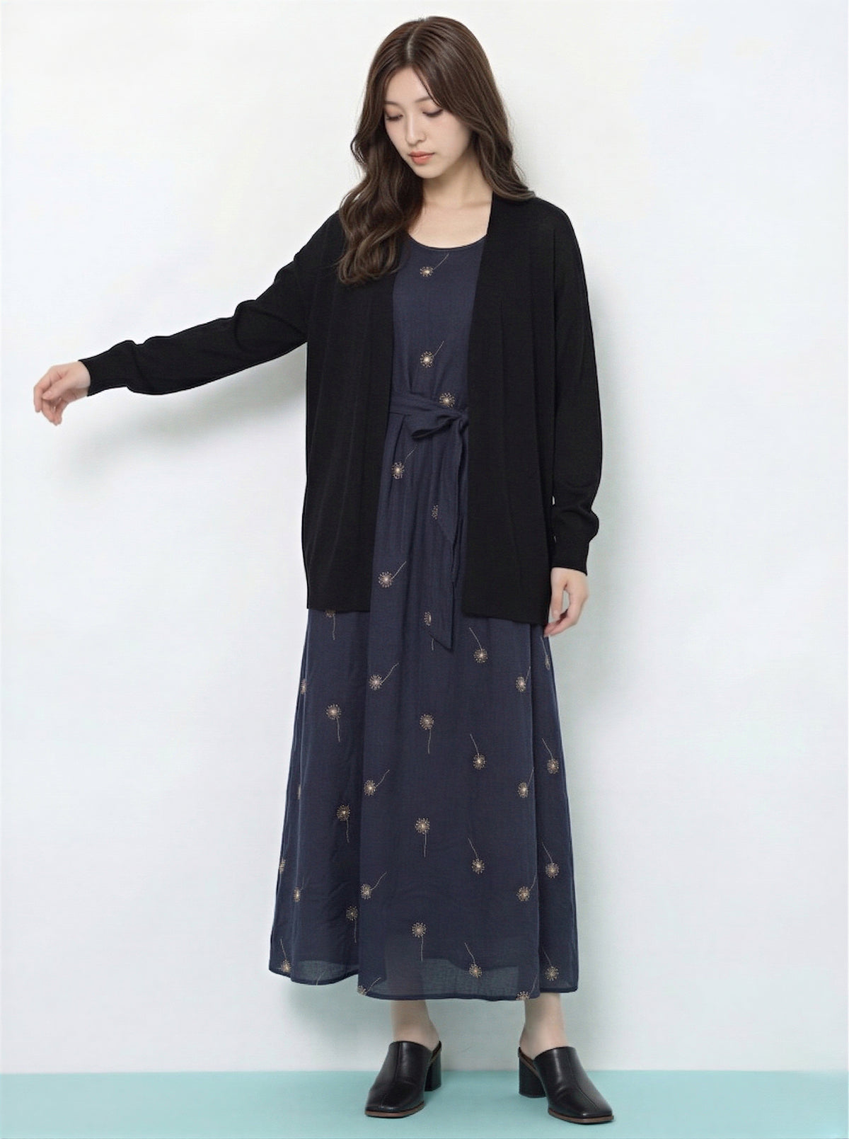 ネイビー 刺繍プリント ウエストリボン ノースリーブワンピース