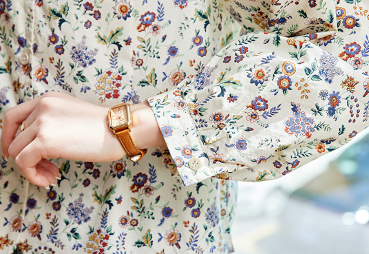 2色展開｜小花柄・クルーネックギャザーブラウス