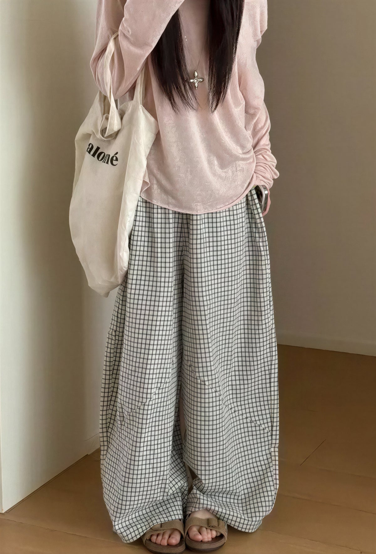 ゆったりワイドシルエットのチェック柄スウェットパンツ-ホワイト-XL