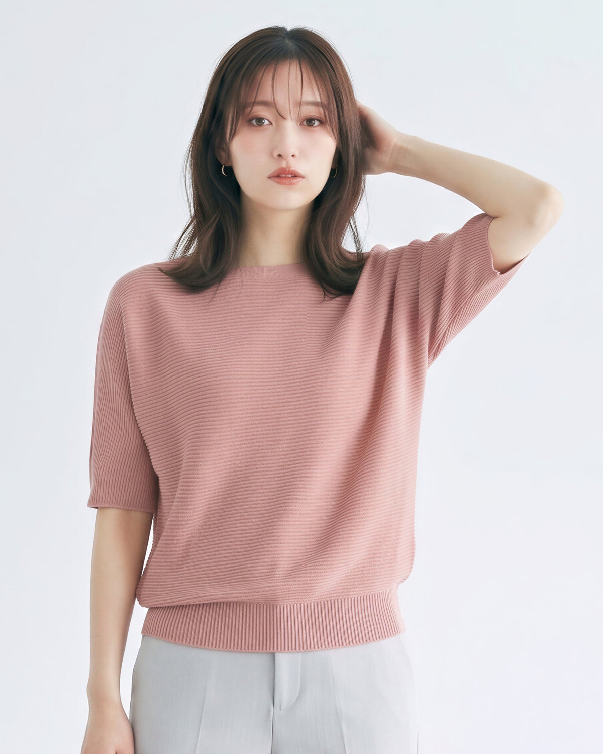ゆったりシルエットのドロップショルダー リブニット