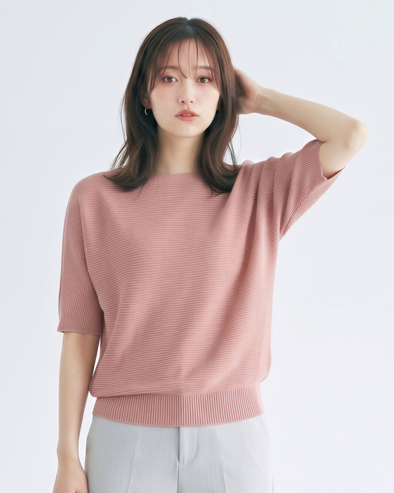 ゆったりシルエットのドロップショルダー リブニット