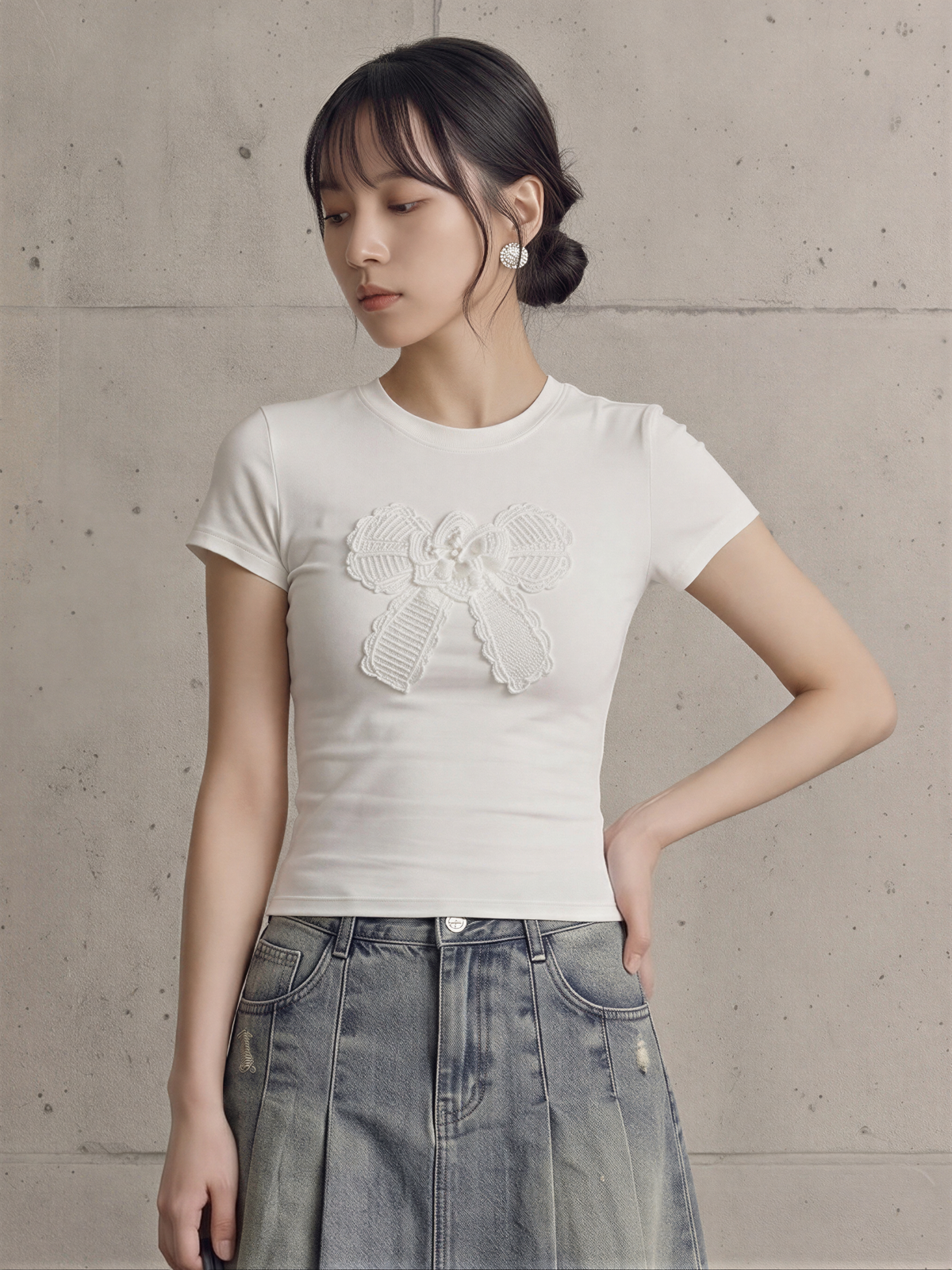 立体リボンアップリケ付き ショート丈 スリムフィット 半袖Tシャツ