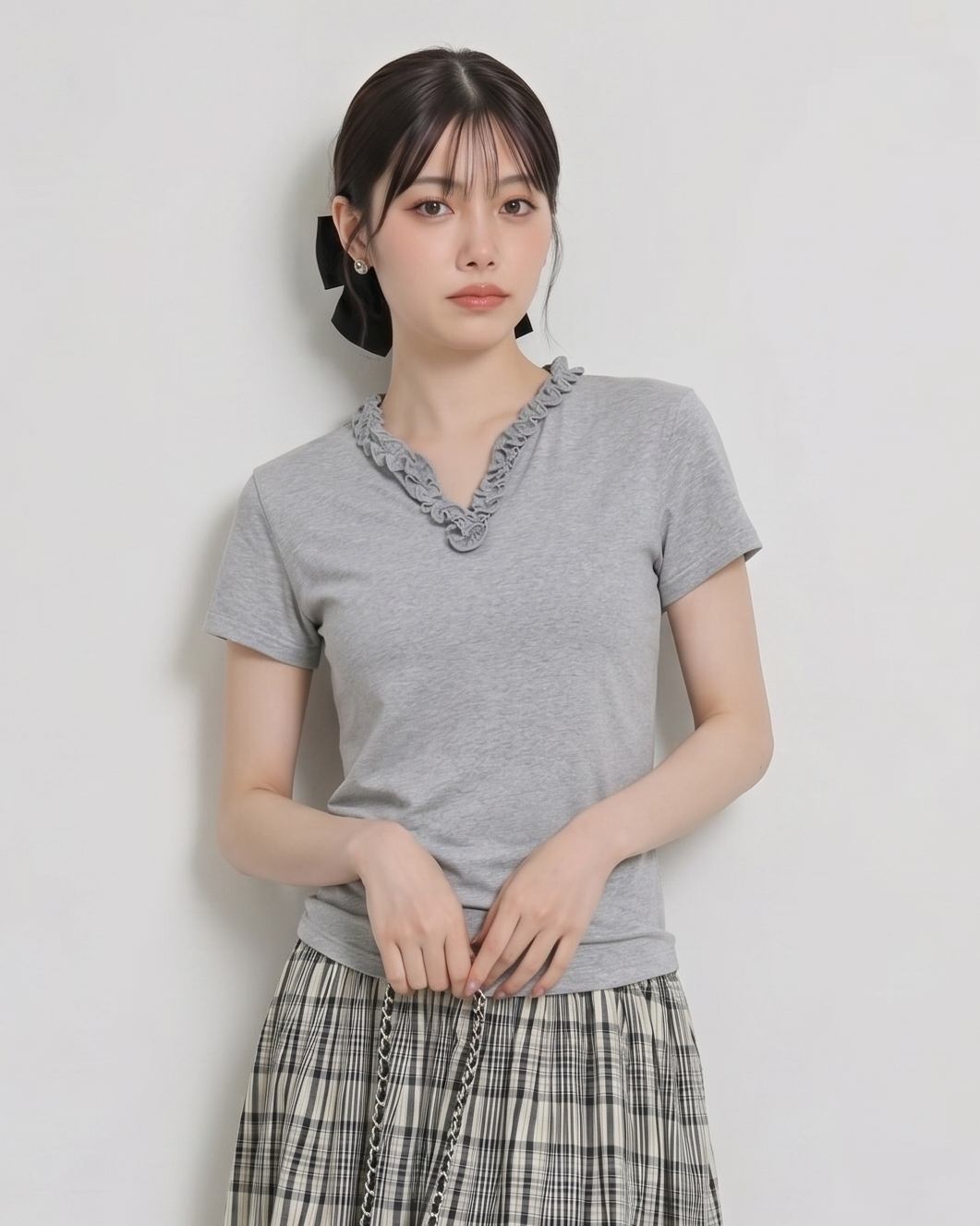 フリルVネック すっきりフィット 半袖 グレーTシャツ