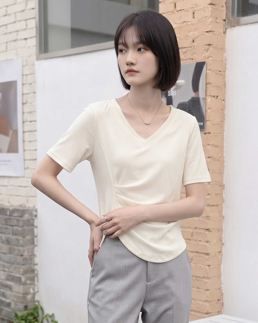 Vネック アシンメトリーギャザーTシャツ