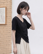 Vネック アシンメトリーギャザーTシャツ