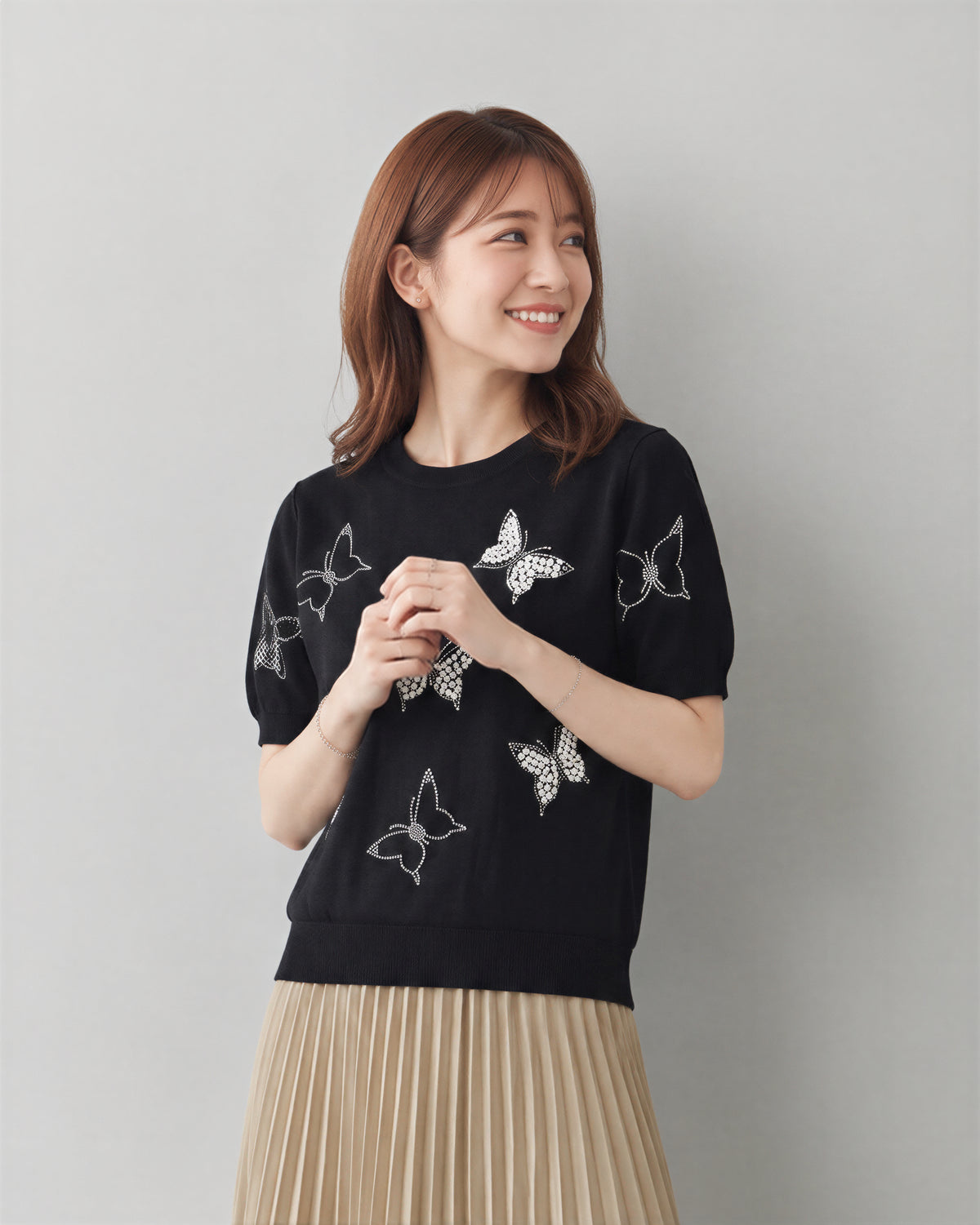 パール蝶モチーフ付き クルーネック半袖ニット