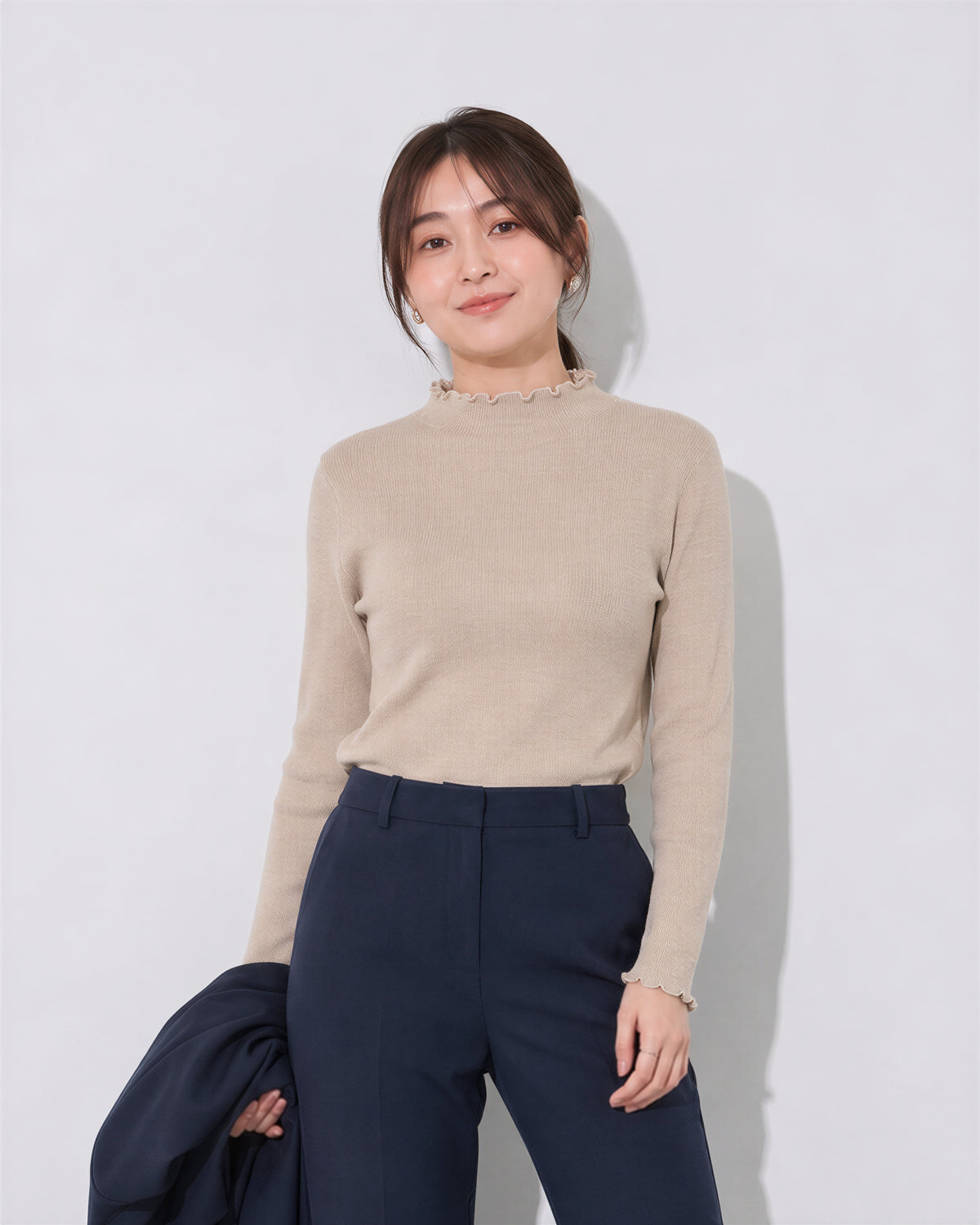 メロウフリルのハイネック風スリムニット-ベージュ-2XL