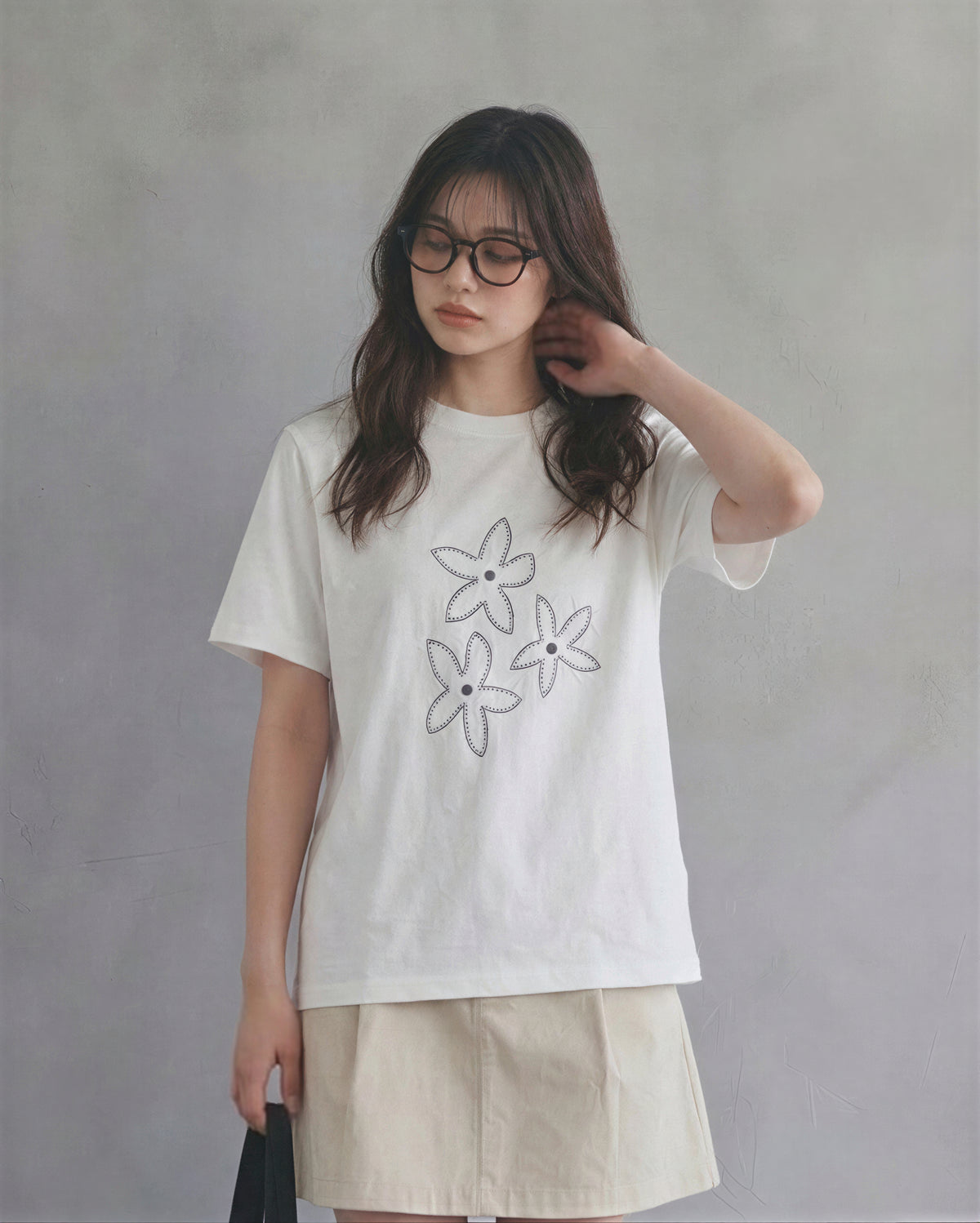 フラワーライン刺繍 ゆったりストレート クルーネック 半袖Tシャツ