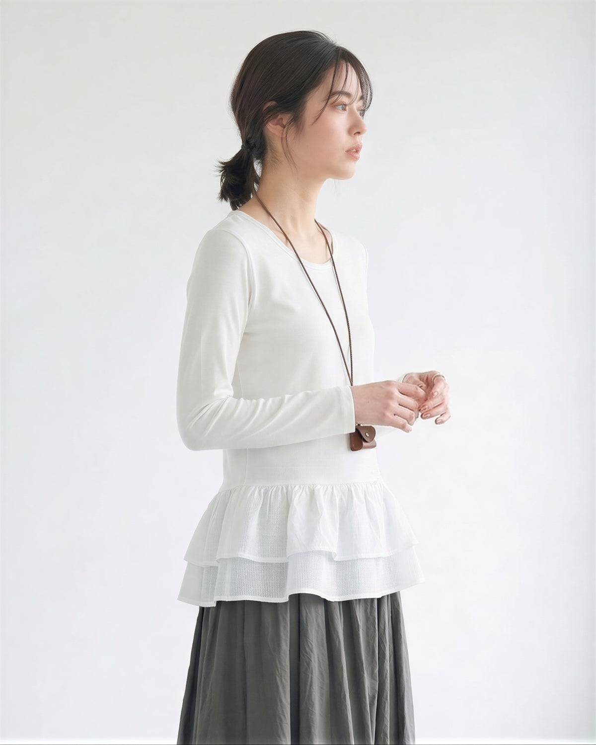 クルーネック スリムフィット 異素材切替 フリルヘム 長袖Tシャツ