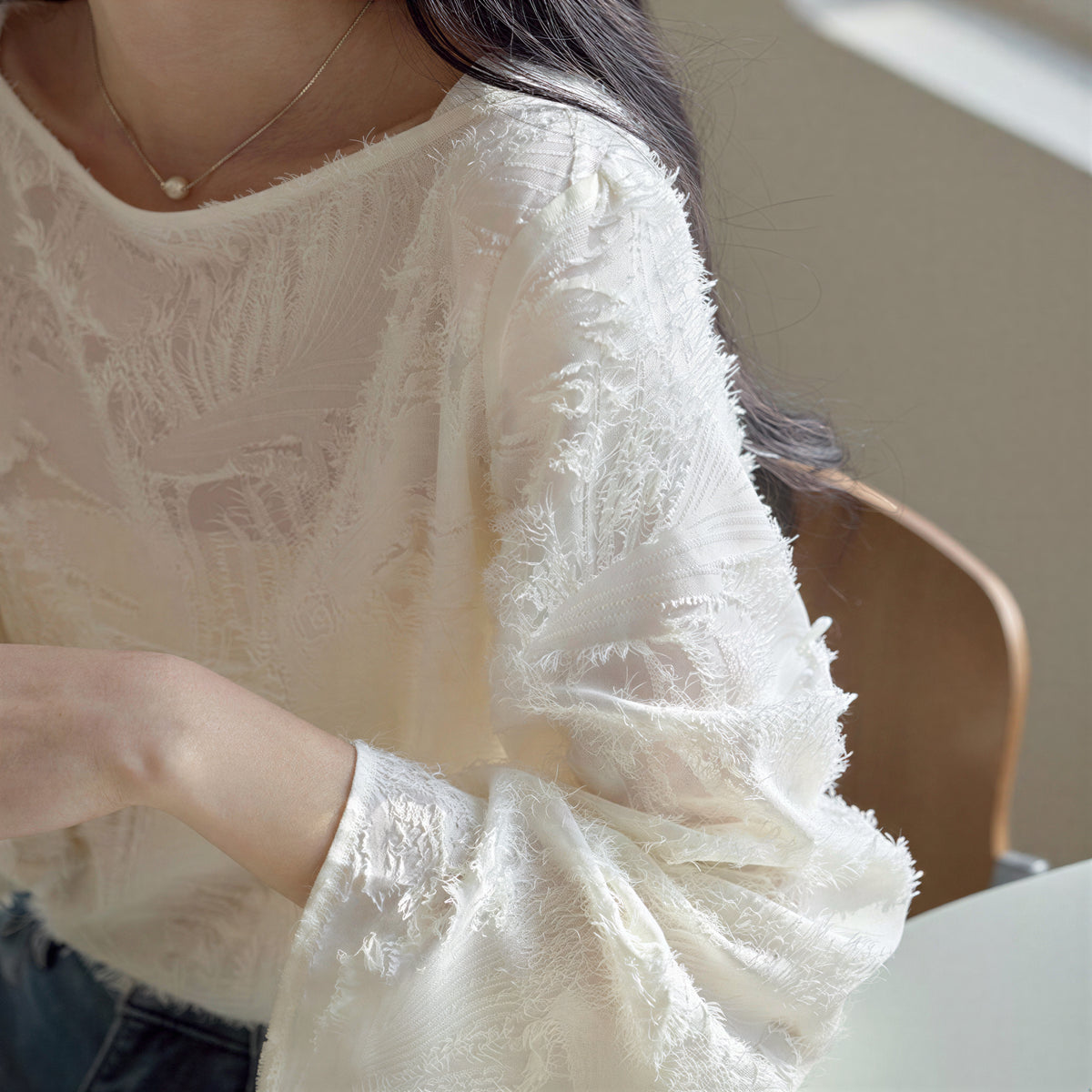立体ジャカード 透け感ワイドスリーブ シフォンシャツ