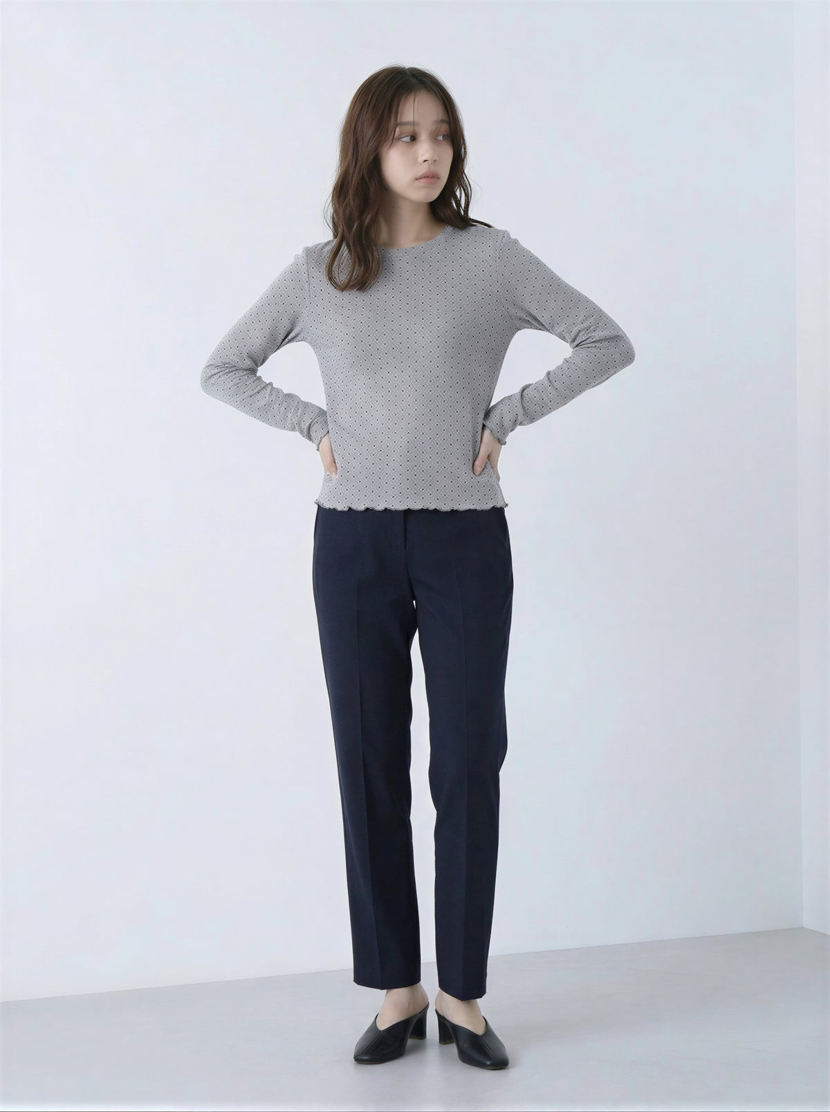 小粒ドット メローフリル付き クルーネック 長袖Tシャツ