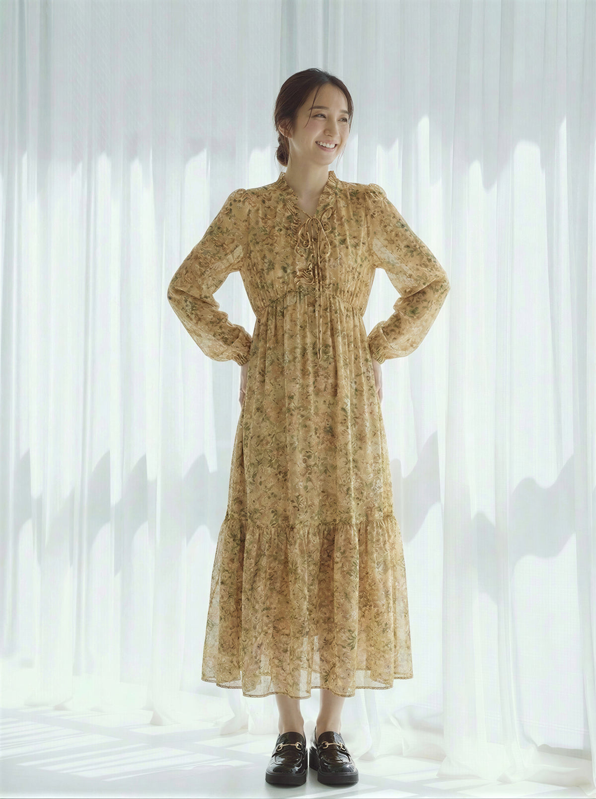 リボンタイネック シャーリング ハイウエスト フリルヘム 小花柄 長袖ワンピース