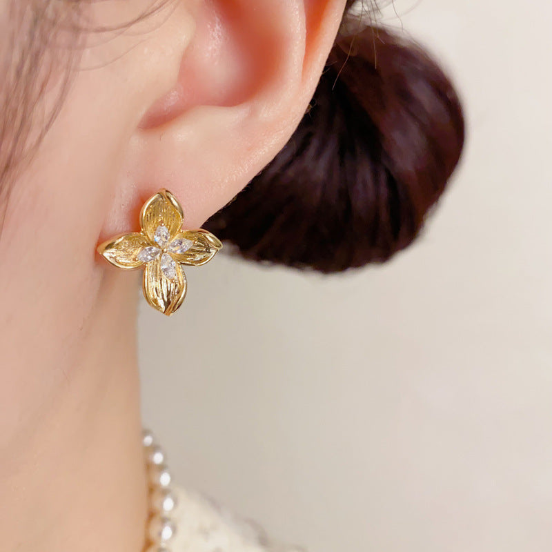 立体彫刻×ストーン輝く フラワーピアス