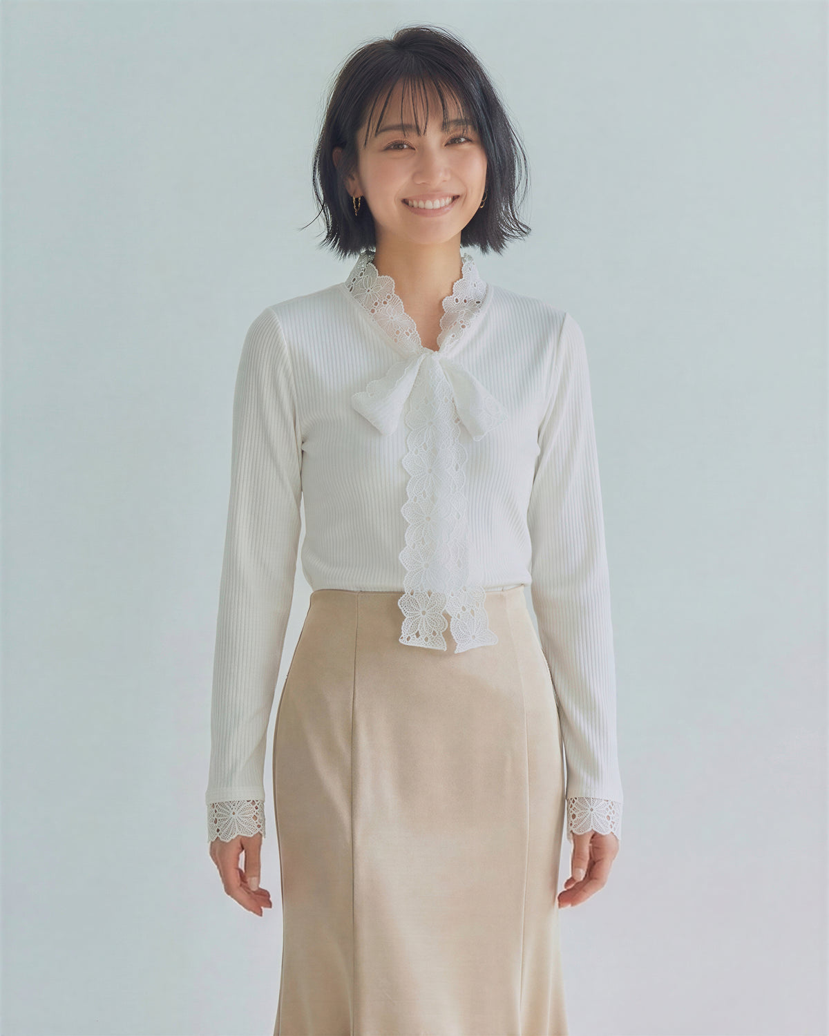 透かしレース×ボウタイ付きVネック くびれ見え長袖Tシャツ