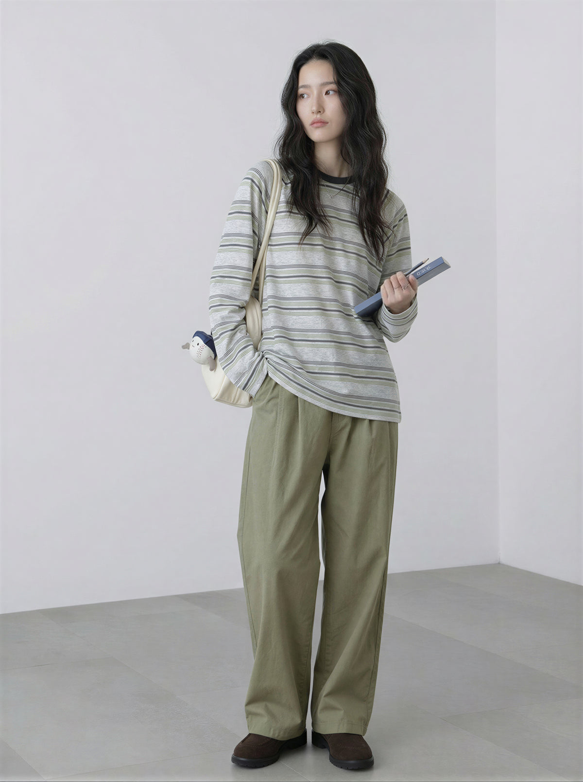 ライトグレー 細ボーダー ゆったりドロップショルダー 長袖Tシャツ