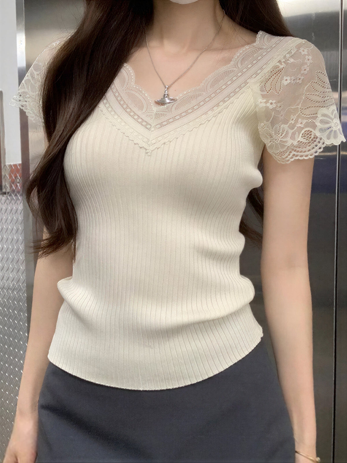 レースVネック 細リブ フィット 見せ肩 半袖Tシャツ