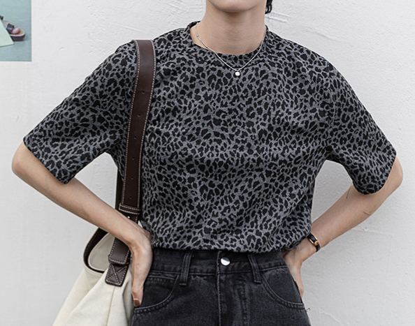 スモーキーグレー レオパード柄 スリムフィット 半袖Tシャツ