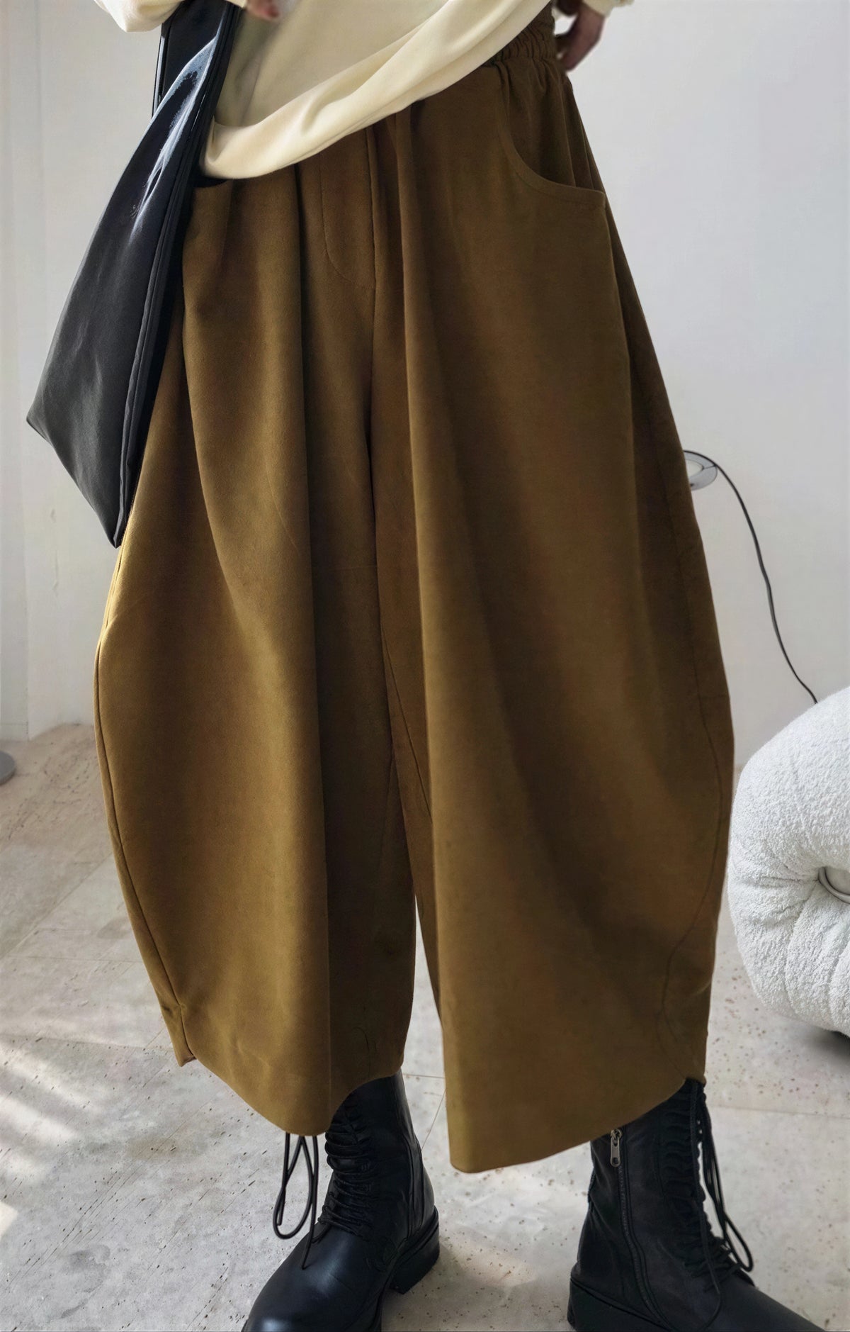 ゆったりカーブシルエット 立体サルエルパンツ