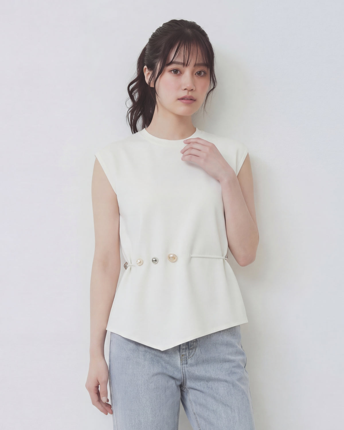 ショルダーパッド入り ノースリーブ ウエストシェイプボタン アシンメトリーヘムTシャツ