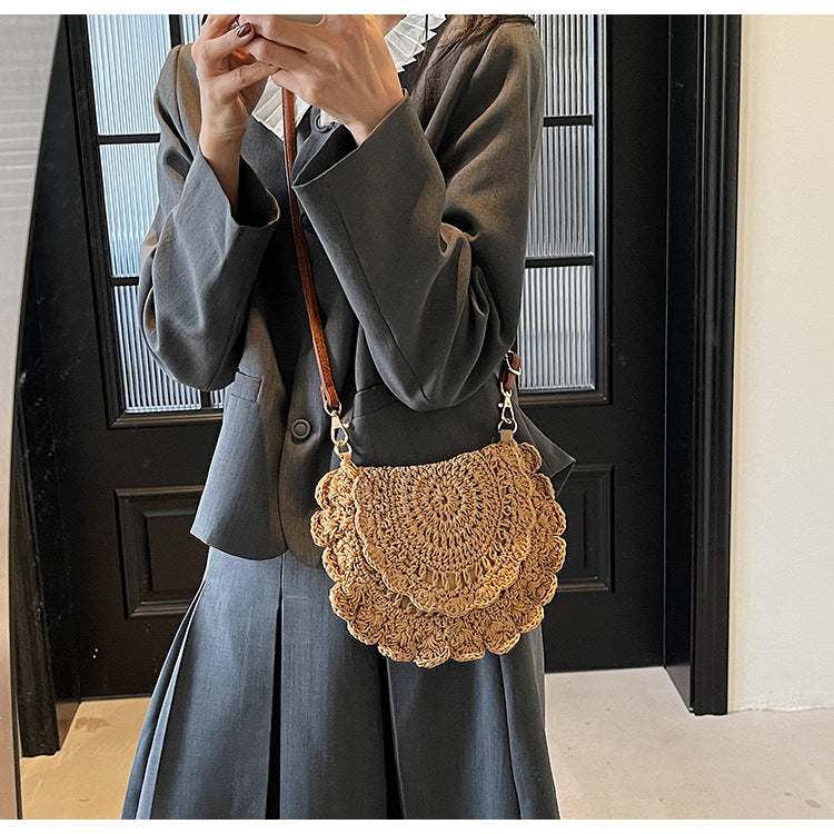 扇形かぎ編み レースフラップ付き 斜め掛け編み込みショルダーバッグ