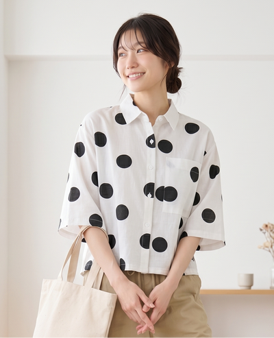 Loose-fitting short-length shirt with large dots