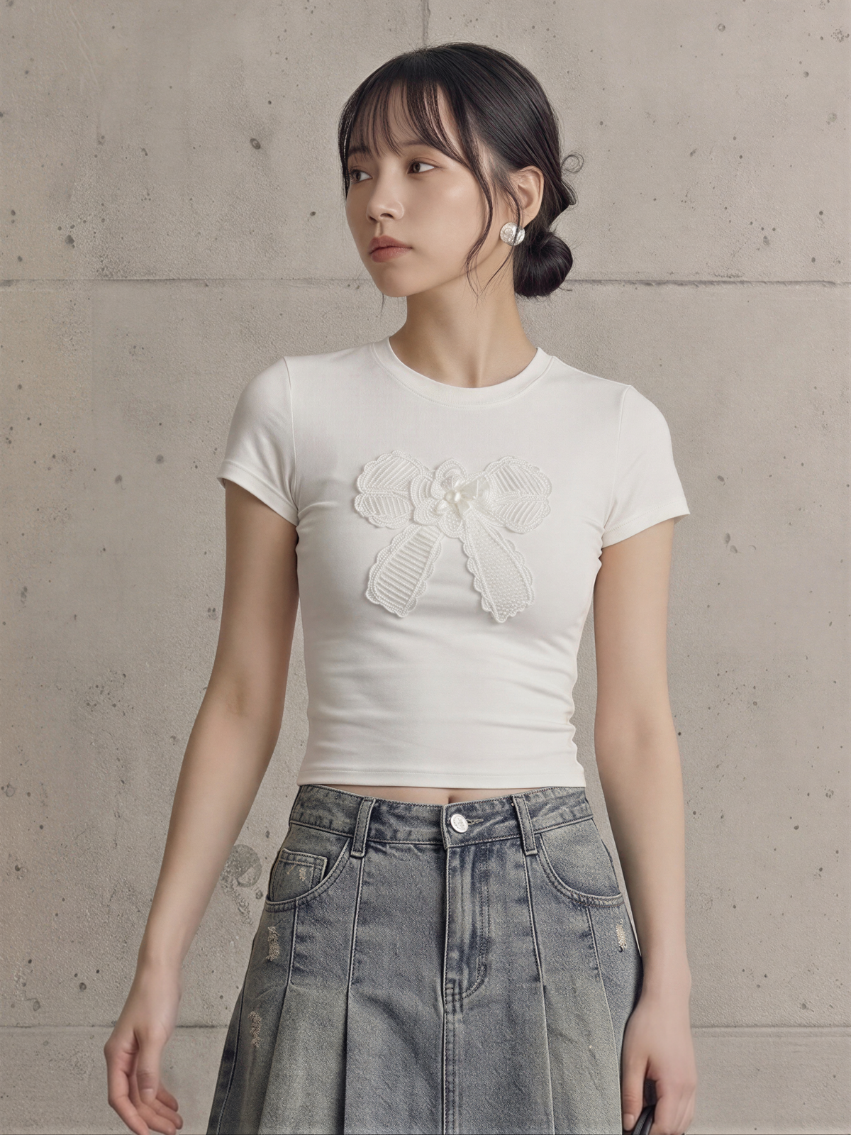 立体リボンアップリケ付き ショート丈 スリムフィット 半袖Tシャツ