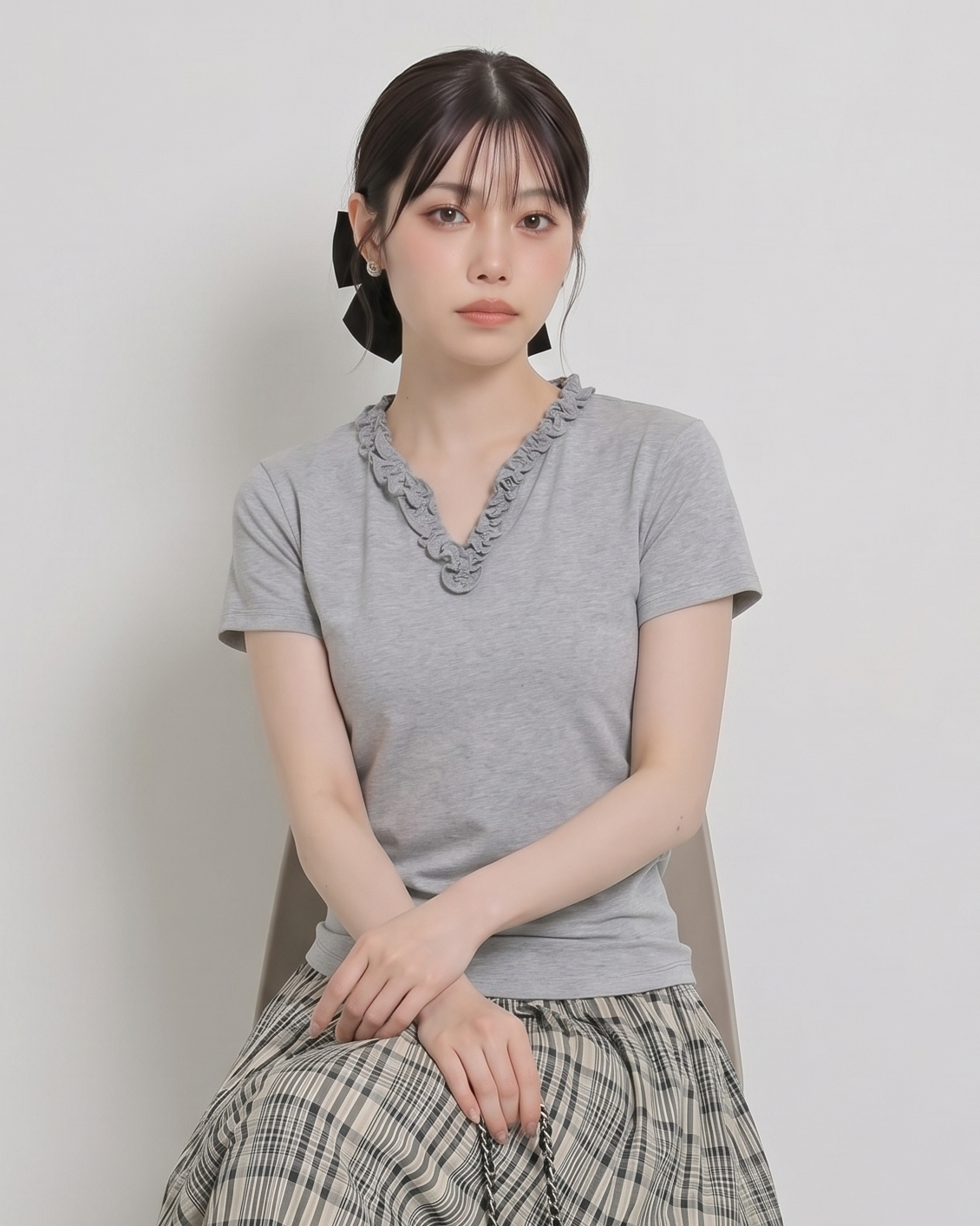 フリルVネック すっきりフィット 半袖 グレーTシャツ