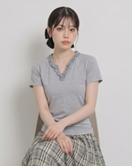 フリルVネック すっきりフィット 半袖 グレーTシャツ