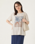 ライトベージュ ゆったりドロップショルダー クルーネック プリント半袖Tシャツ