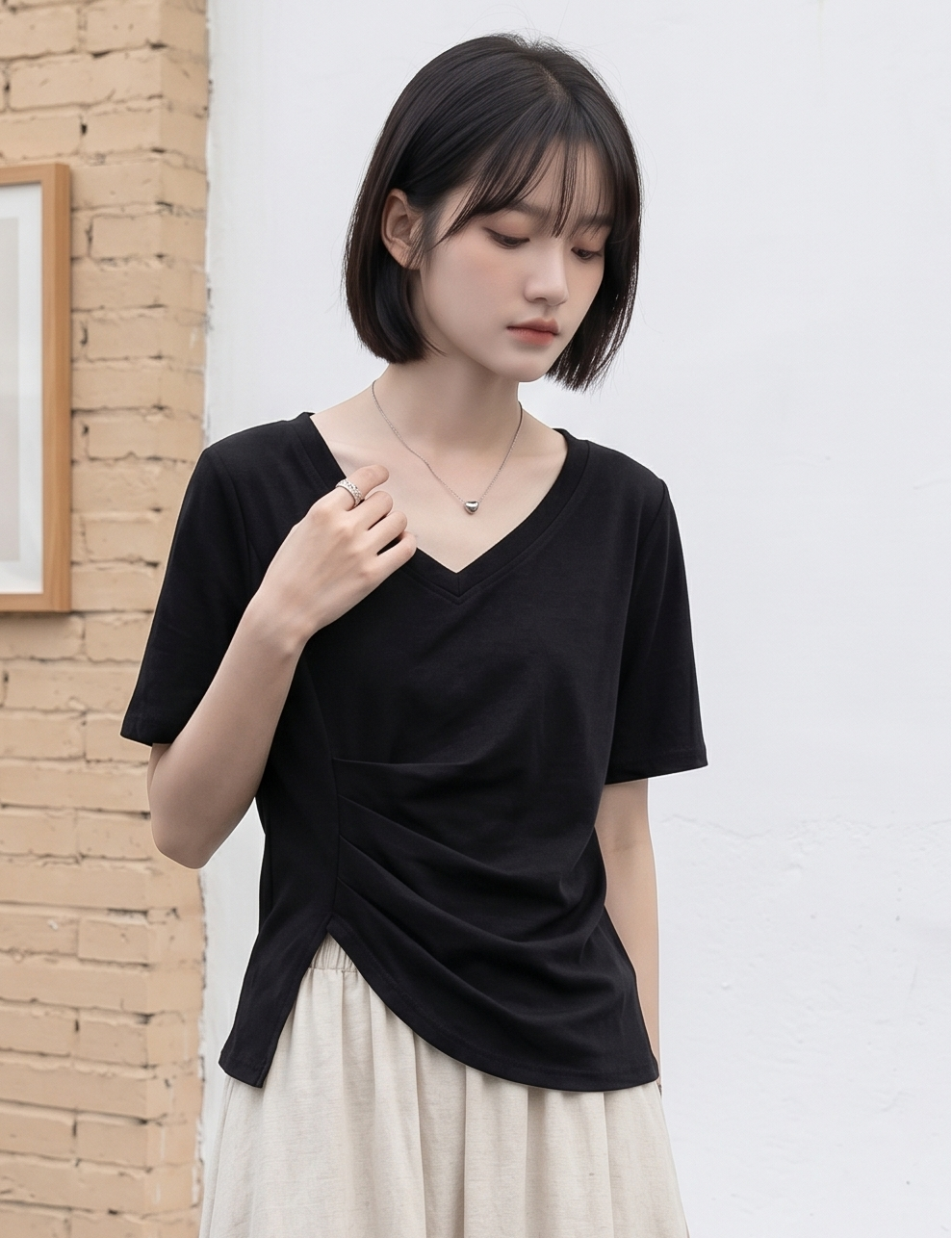 Vネック アシンメトリーギャザーTシャツ