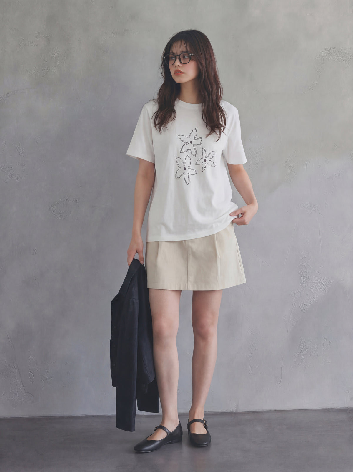 フラワーライン刺繍 ゆったりストレート クルーネック 半袖Tシャツ