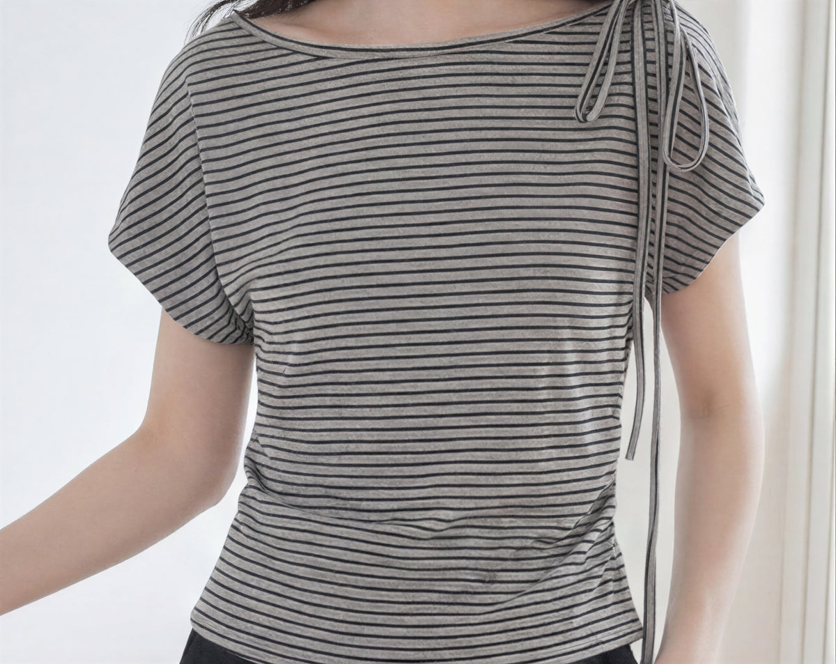 ワンショルダー風リボン付きボーダーTシャツ