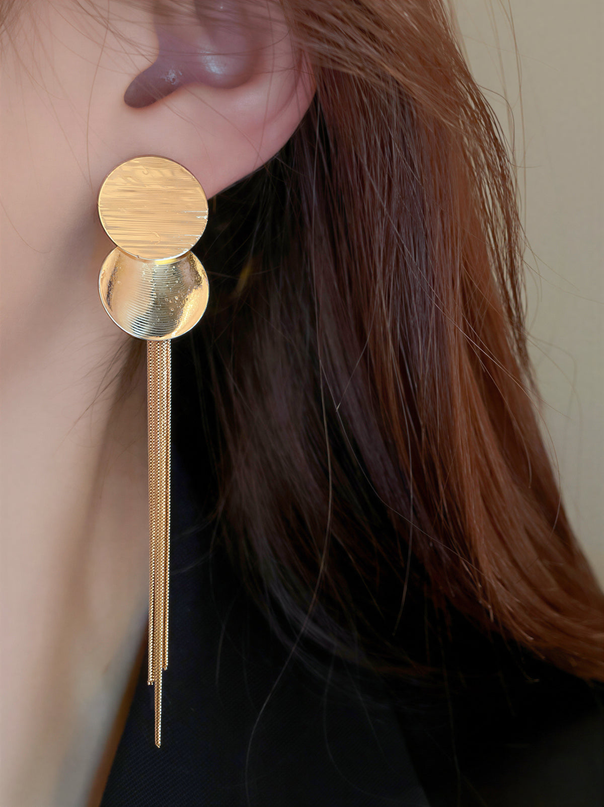 ラウンドプレートレイヤード メタルドロップ ロングタッセルピアス