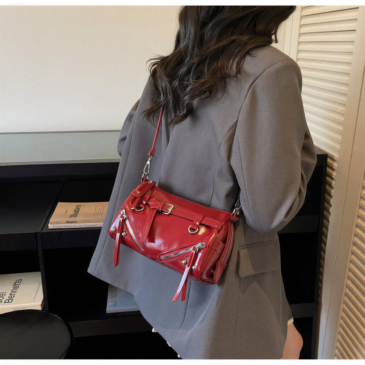 バイカージップディテール グロッシーバゲットバッグ
