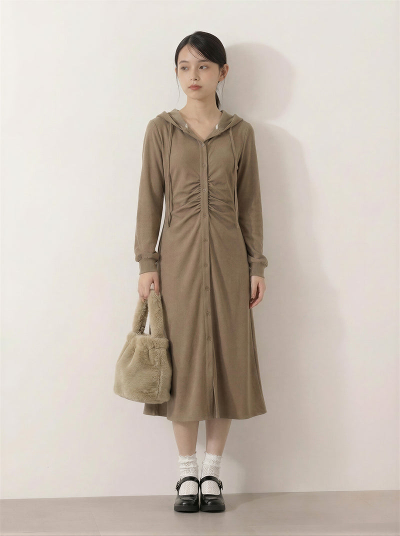 プリーツでウエストをシェイプ｜フロントボタン付きフード付きカーディガン風ワンピース
