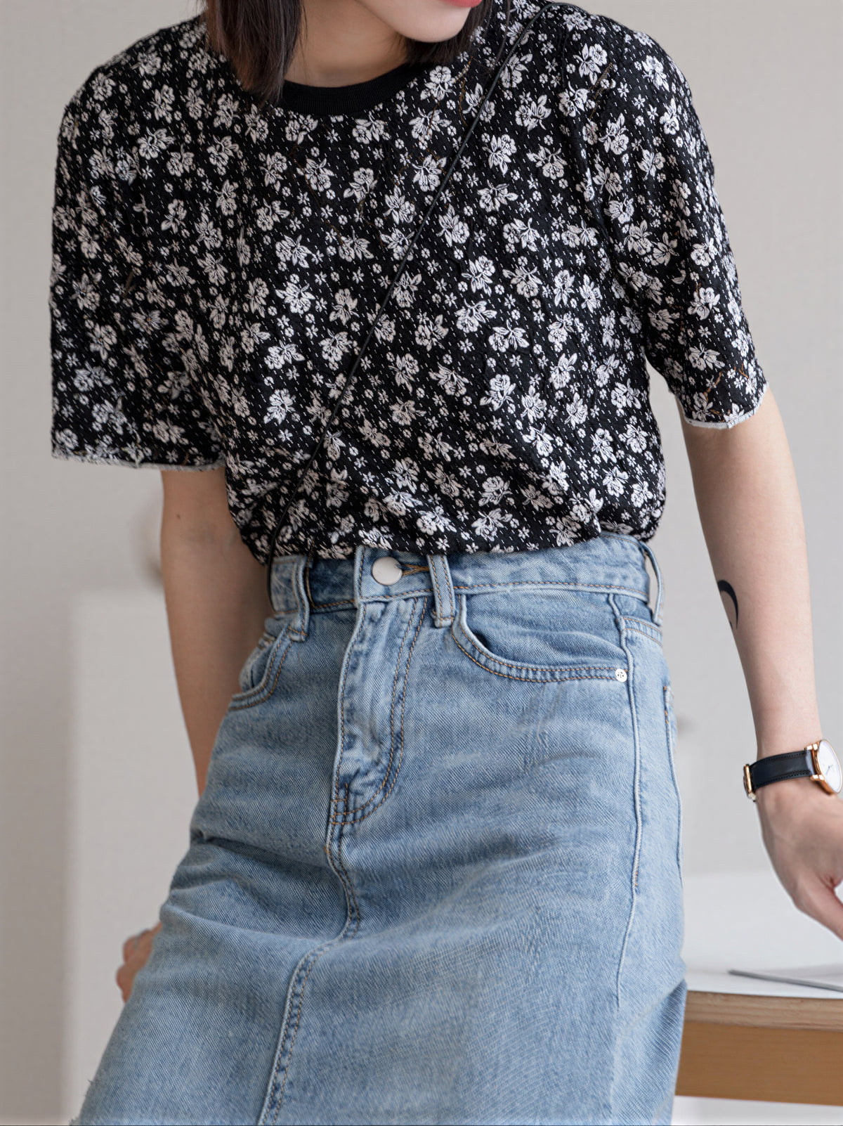 ブラック小花柄スリム半袖Tシャツ