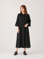 ゆったりシルエットのフリルスリーブ シャツワンピース-ブラック-L