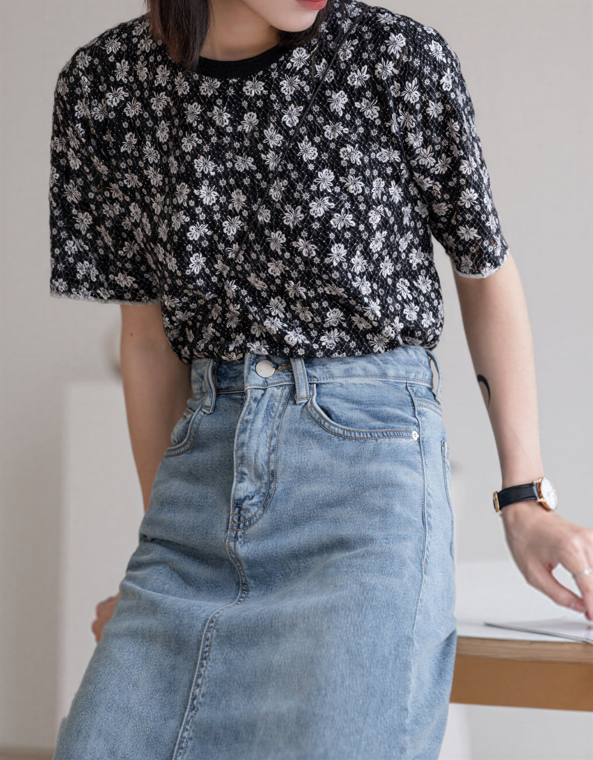 ブラック小花柄スリム半袖Tシャツ