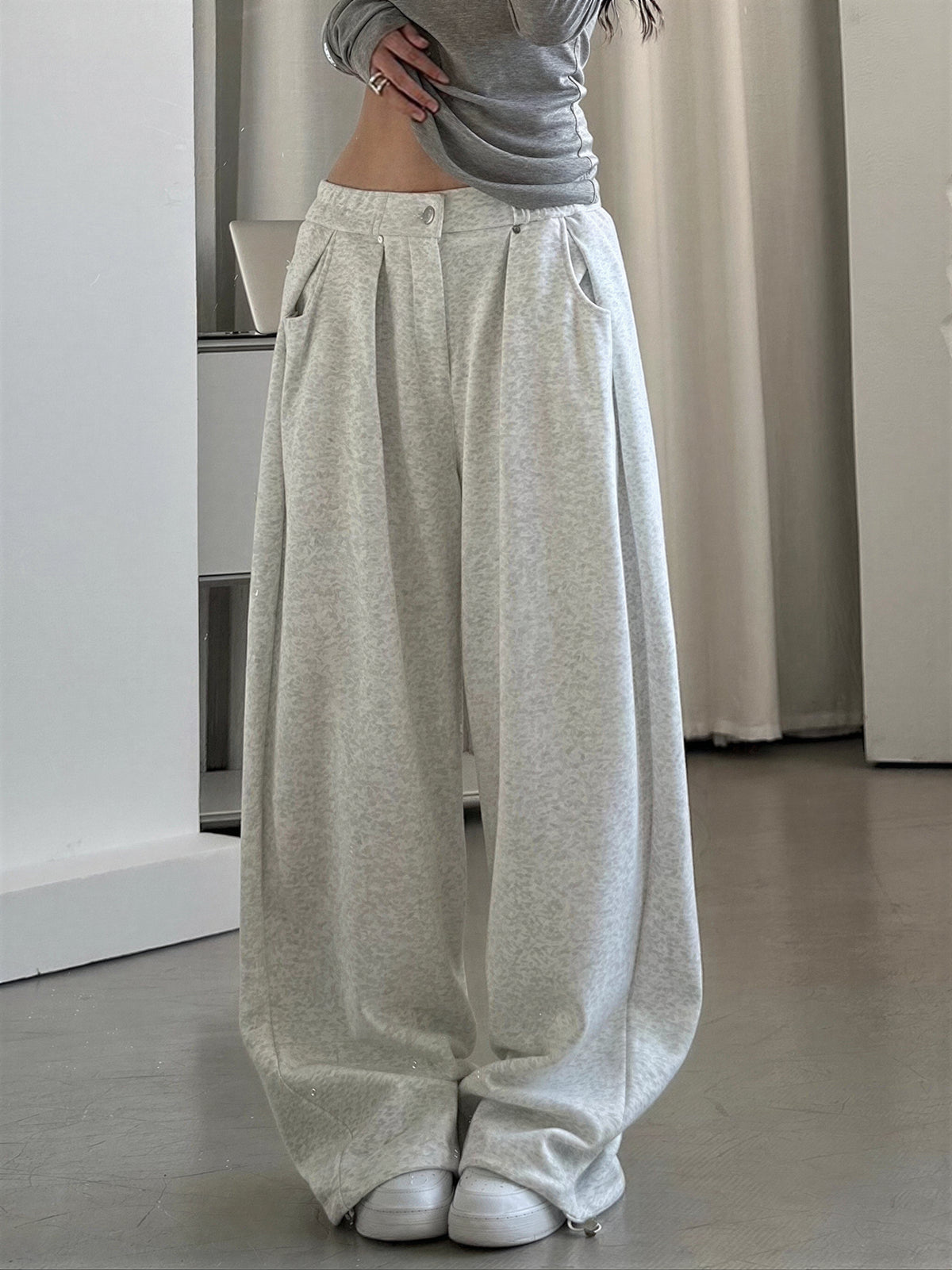ローライズ タック入りワイドレッグスウェットパンツ
