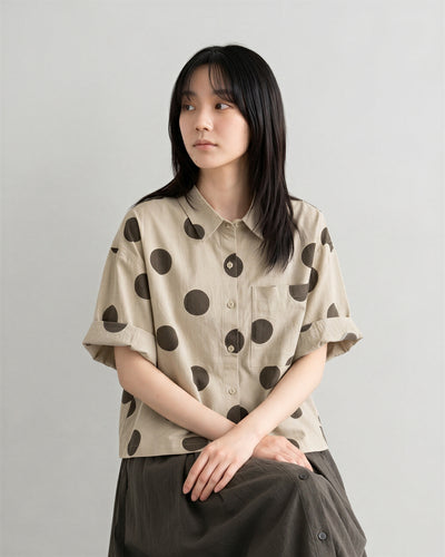 Loose-fitting short-length shirt with large dots