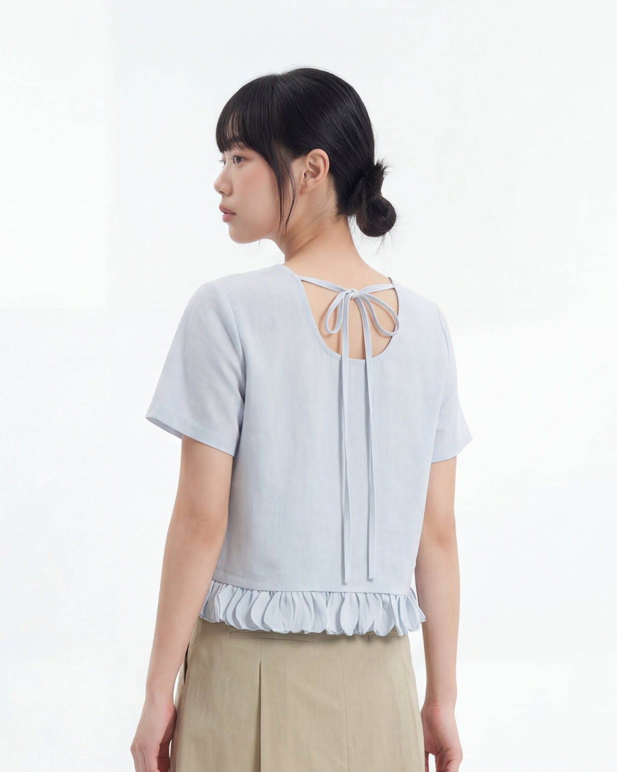 クルーネック ショート丈 ペプラム裾 背中あきリボン 半袖Tシャツ