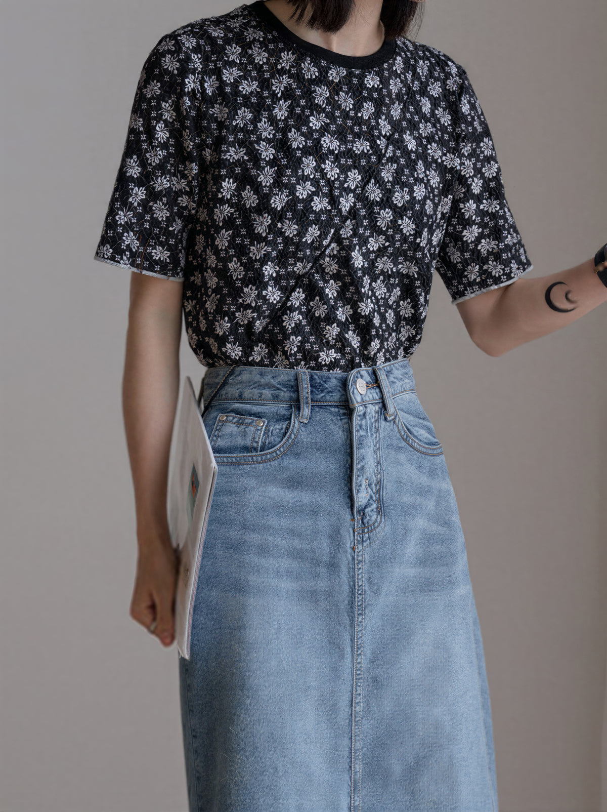 ブラック小花柄スリム半袖Tシャツ