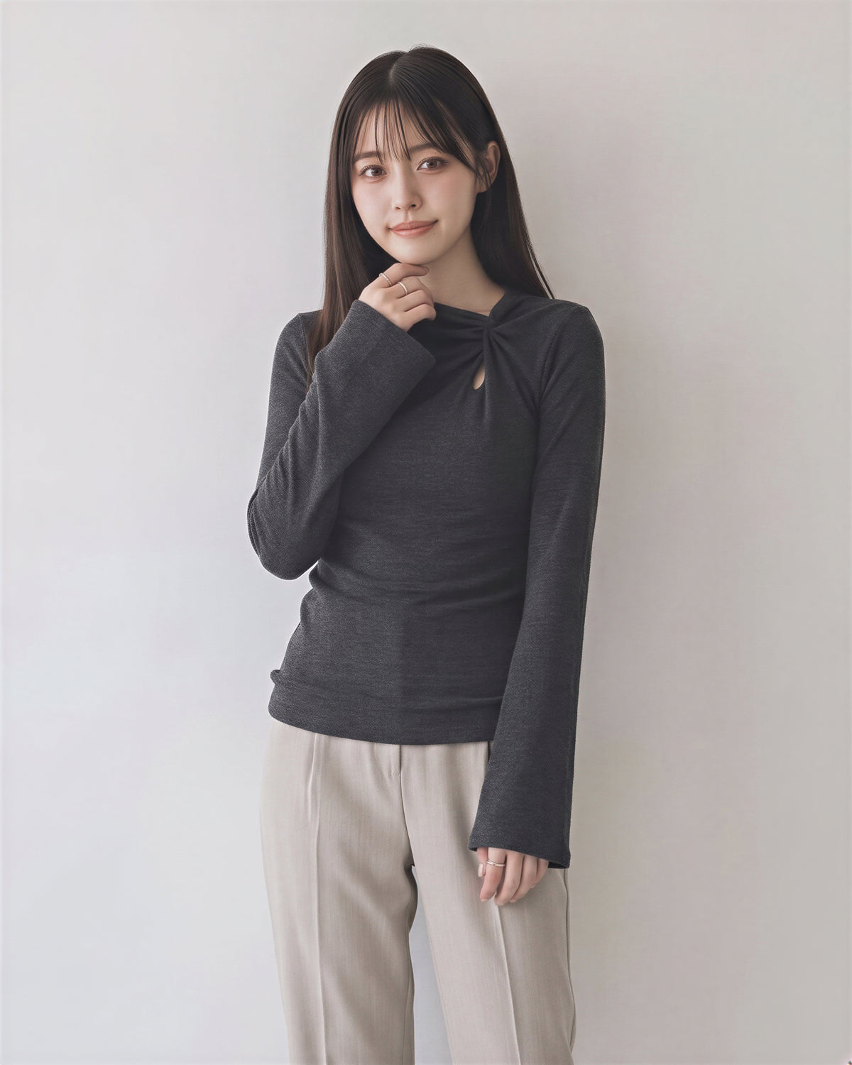 【秋新作】ツイストカットアウト スリムフィット フレアスリーブTシャツ